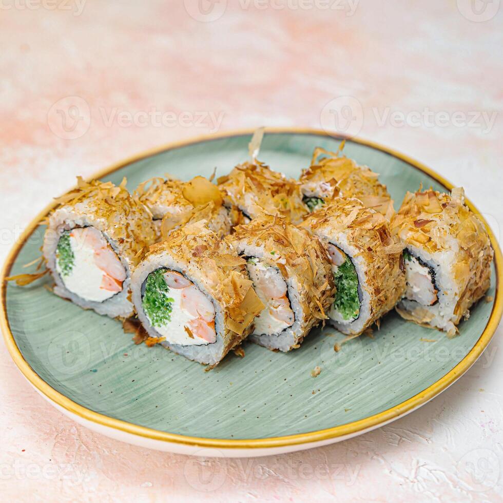 plato de Sushi en restaurante mesa foto