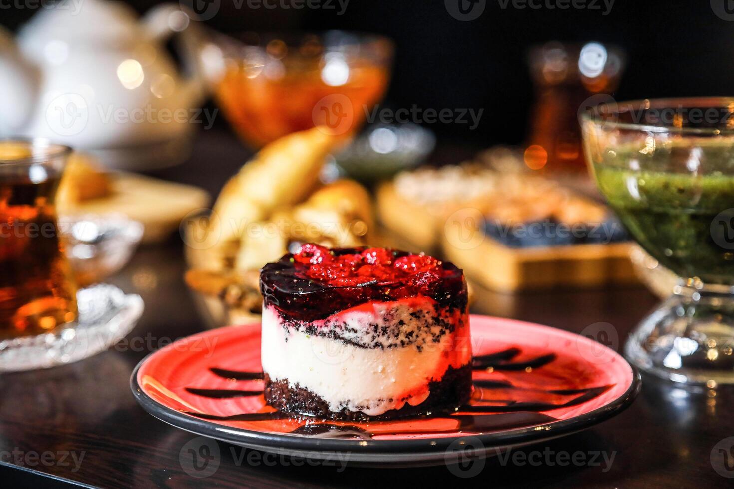 rojo plato con pastel y taza de té foto