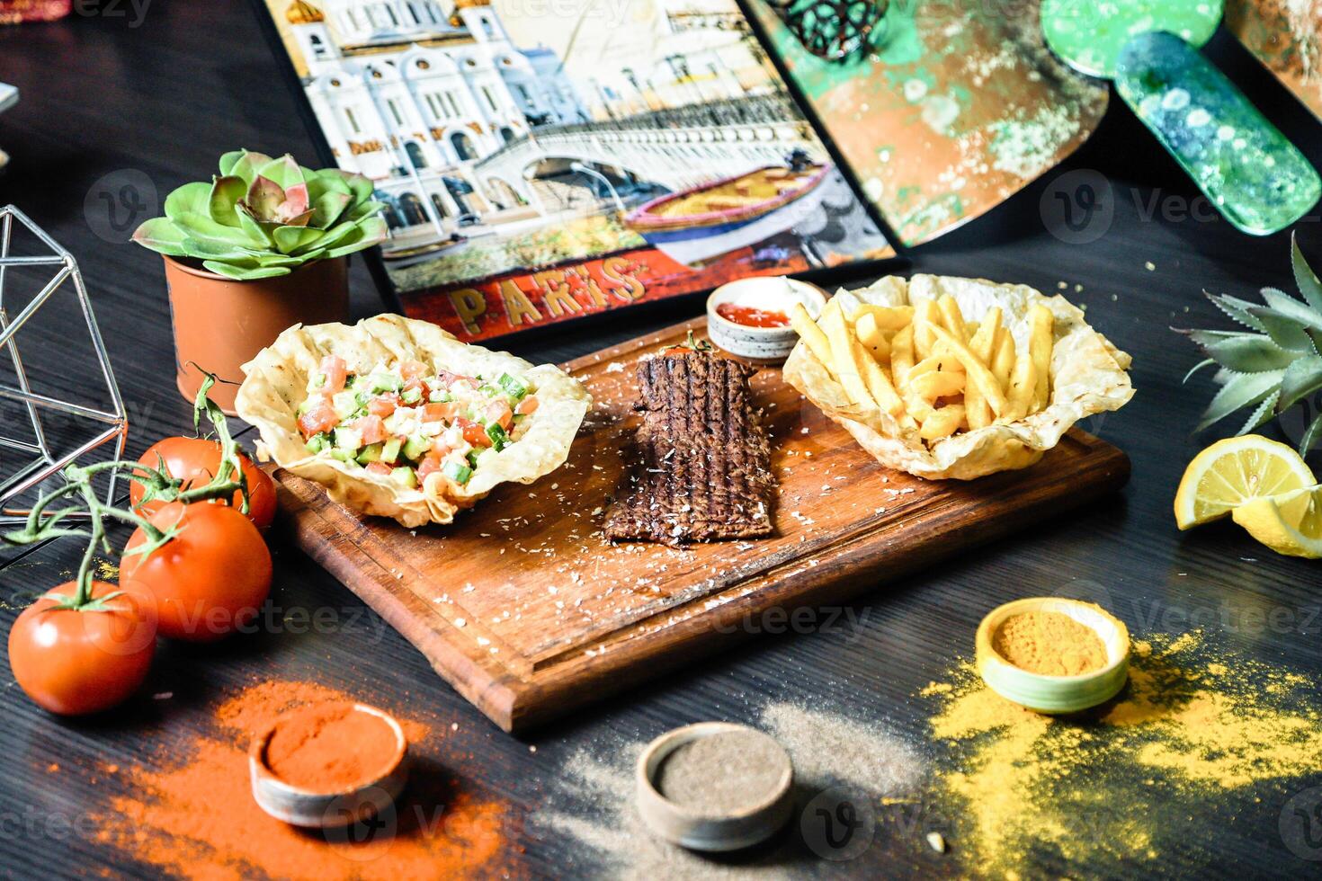 de madera corte tablero con clasificado emparedados y papas fritas foto