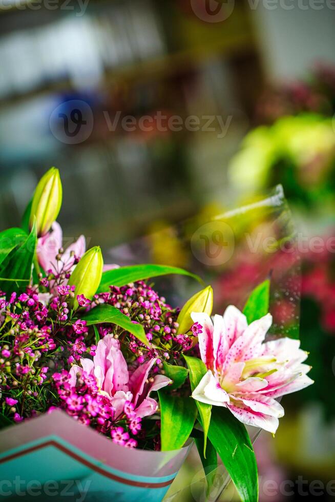 vistoso lleno de flores florero en mesa foto