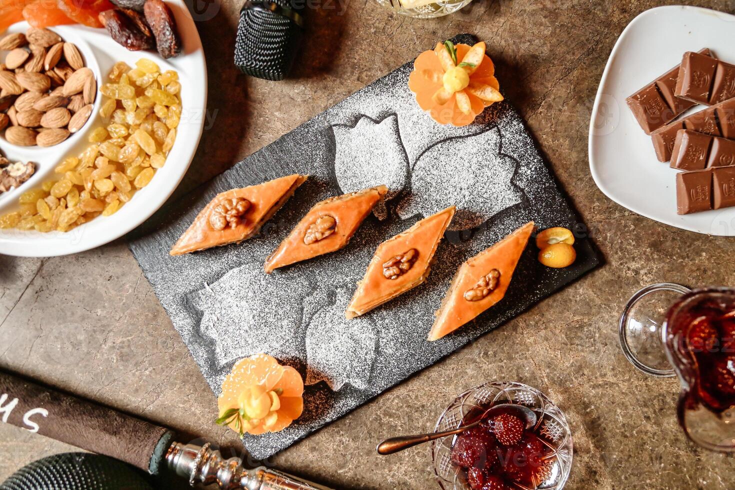 mesa adornado con delicioso platos de comida y refrescante bebidas foto