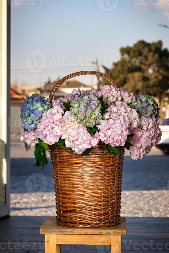 cesta de flores en de madera taburete foto