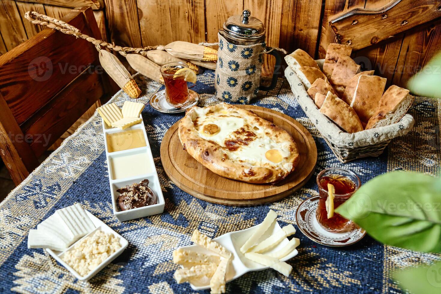 abundante banquete mesa cargado con comida y bebidas foto