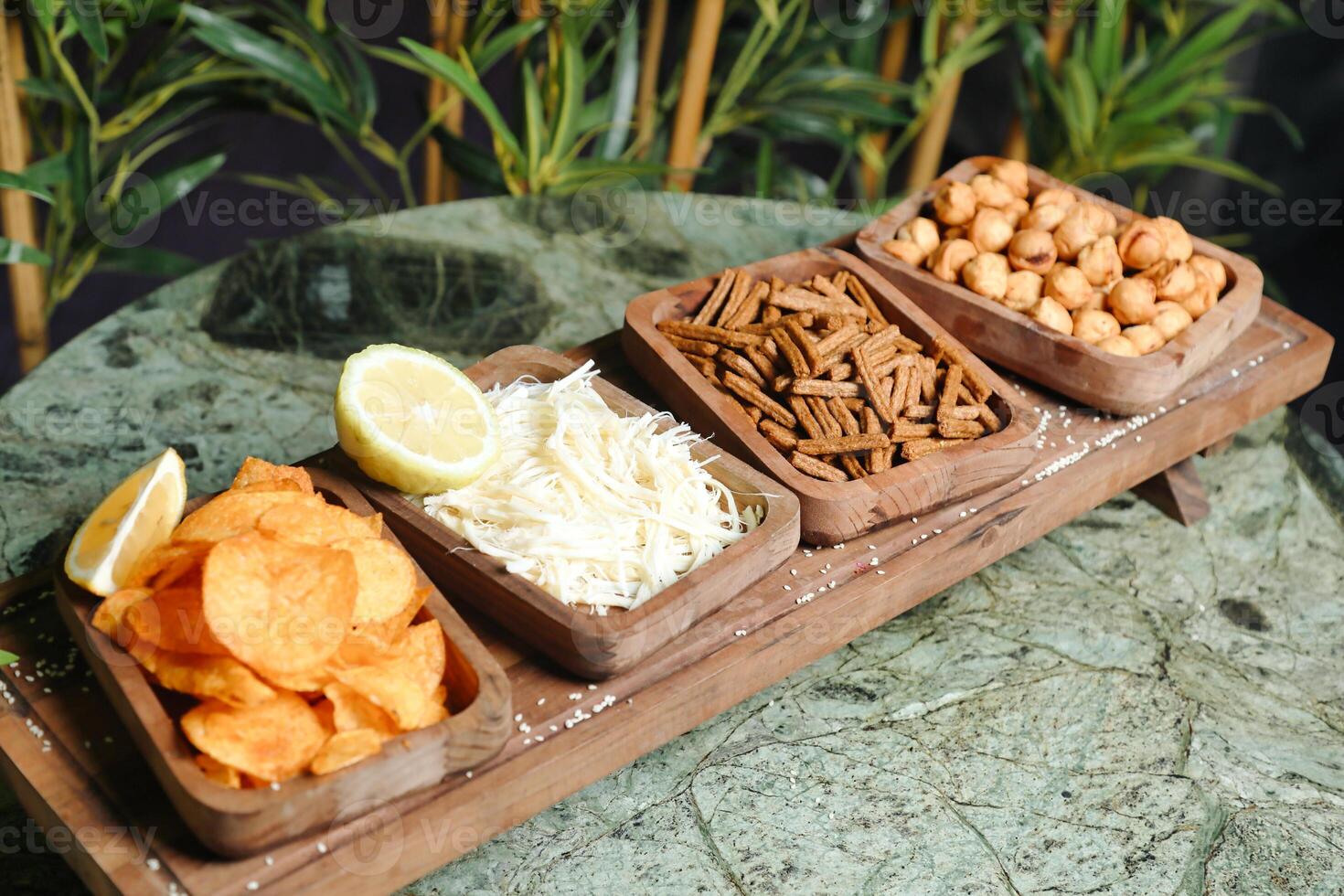 de madera bandeja lleno con varios tipos de comida foto