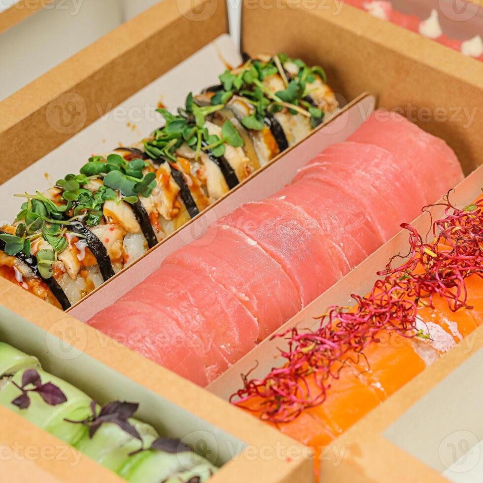 clasificado Sushi rollos en un caja foto