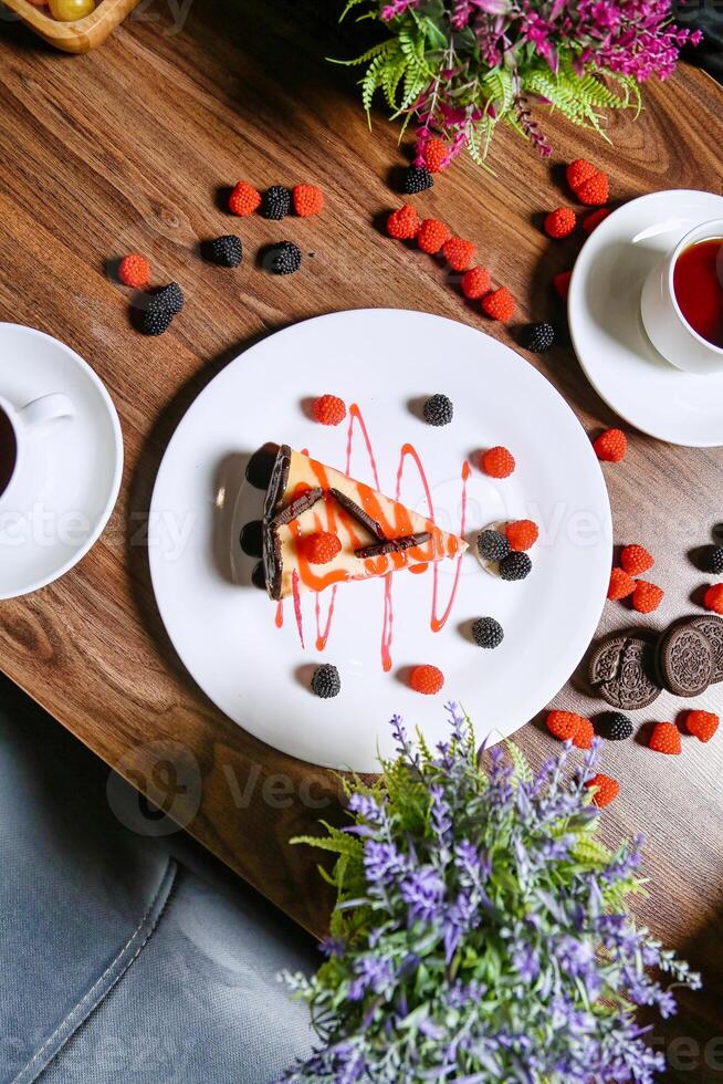 rebanada de tarta de queso en plato con caramelo golosinas foto