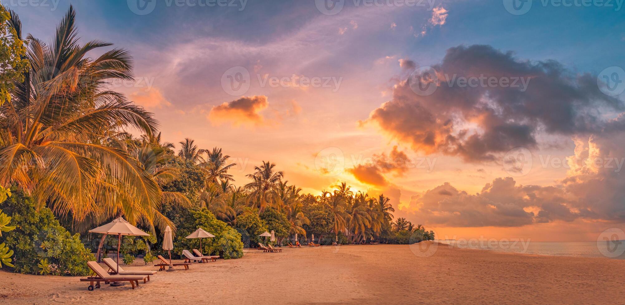 romántico playa. sillas Pareja arenoso playa mar. lujo verano fiesta y vacaciones recurso hotel para turismo. inspirador tropical paisaje. tranquilo escenario, relajarse playa, hermosa paisaje diseño foto