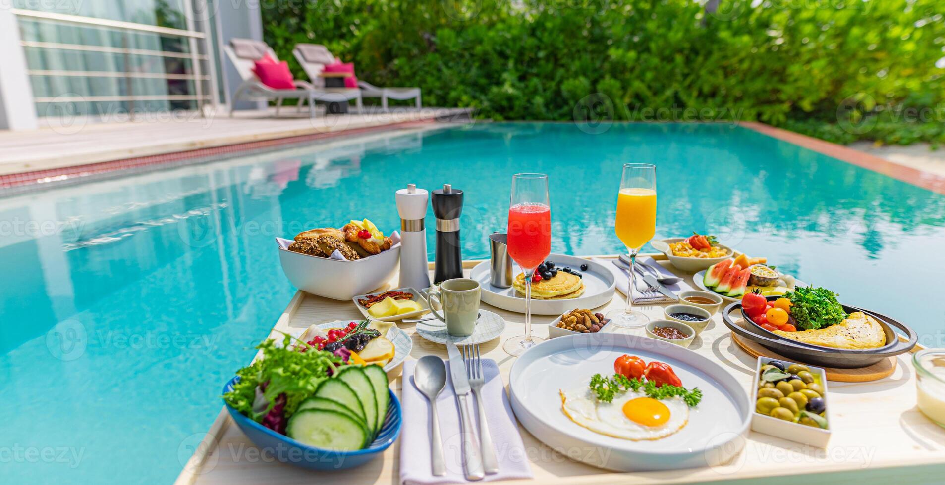 desayuno en piscina, desayuno flotante en lujoso resort tropical. mesa para relajarse en el agua tranquila de la piscina, desayuno saludable y plato de frutas junto a la piscina del centro turístico. pareja tropical playa estilo de vida de lujo foto