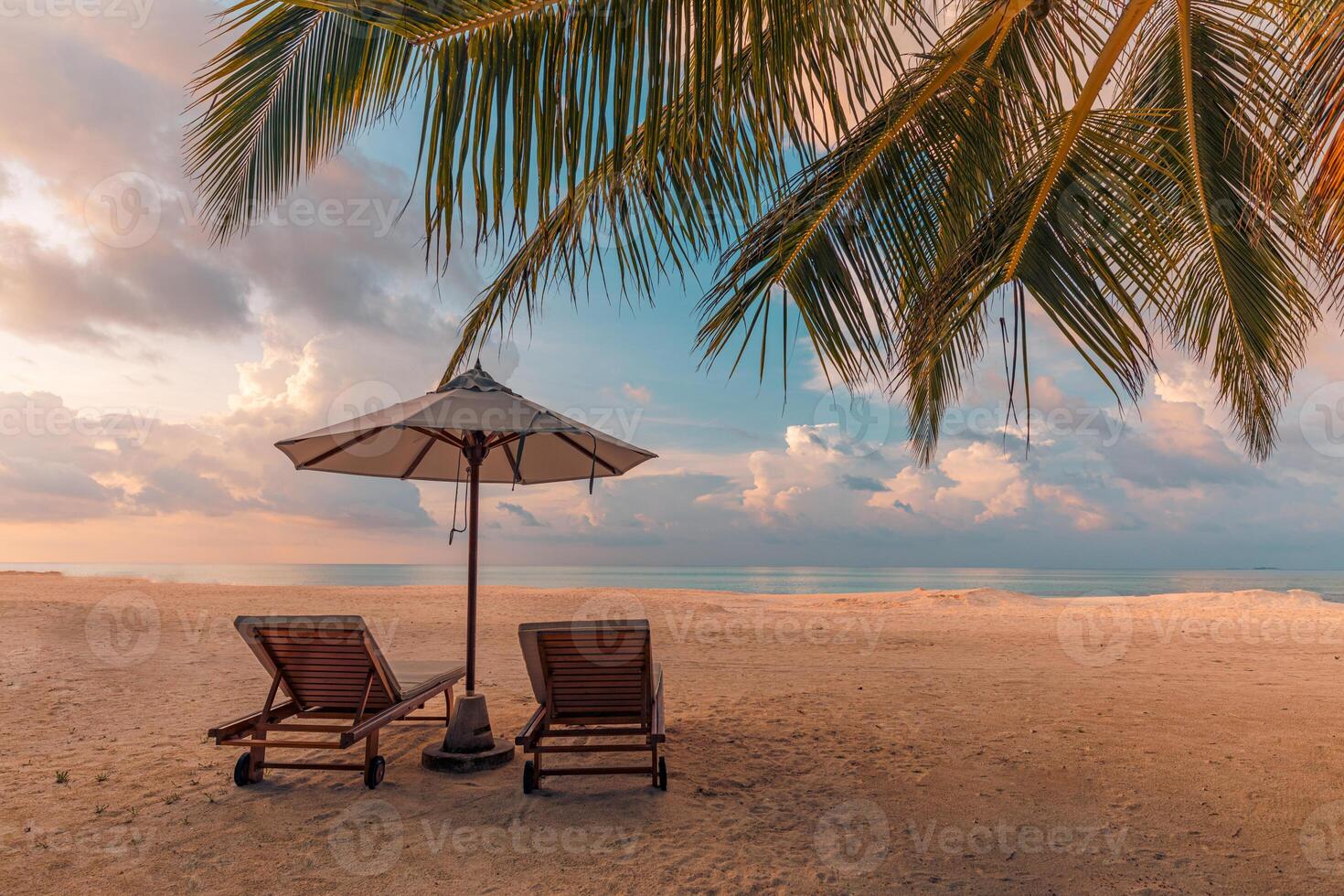 increíble playa. romántico sillas paraguas en arenoso playa palma hojas, Dom mar cielo. verano fiesta parejas vacaciones. amor contento tropical paisaje. tranquilo isla costa relajarse hermosa paisaje turismo foto