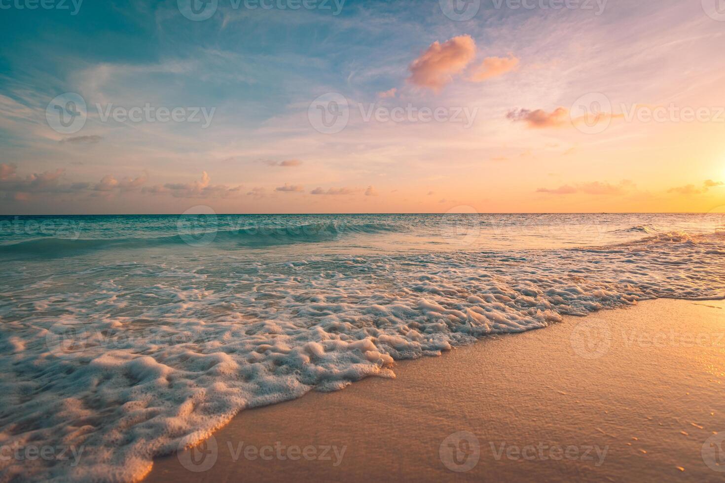 de cerca arena mar olas playa. hermosa panorámico paisaje. inspirar tropical marina horizonte. paz puesta de sol cielo calma tranquilo relajarse panorama. positivo energía, meditación verano tropical isla foto