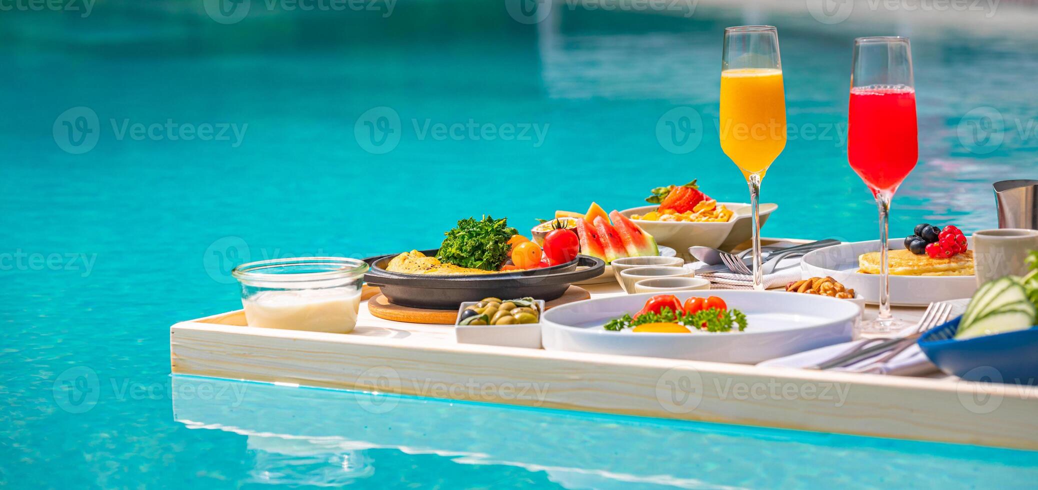 desayuno en piscina, desayuno flotante en lujoso resort tropical. mesa para relajarse en el agua tranquila de la piscina, desayuno saludable y plato de frutas junto a la piscina del centro turístico. pareja tropical playa estilo de vida de lujo foto