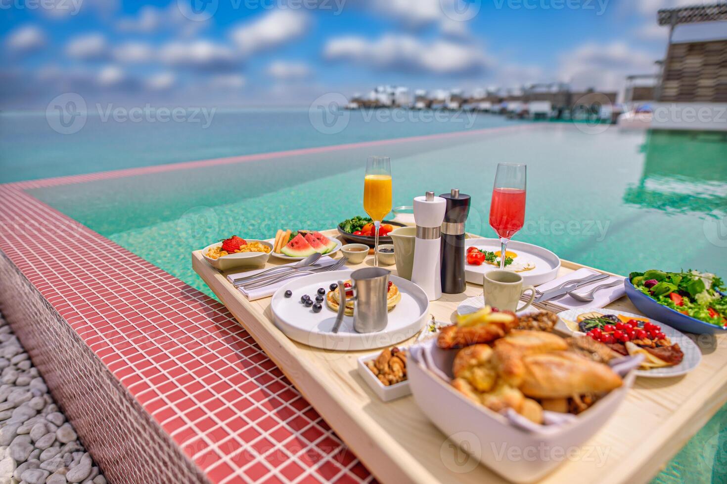 desayuno en piscina, desayuno flotante en lujoso resort tropical. mesa para relajarse en el agua tranquila de la piscina, desayuno saludable y plato de frutas junto a la piscina del centro turístico. pareja tropical playa estilo de vida de lujo foto