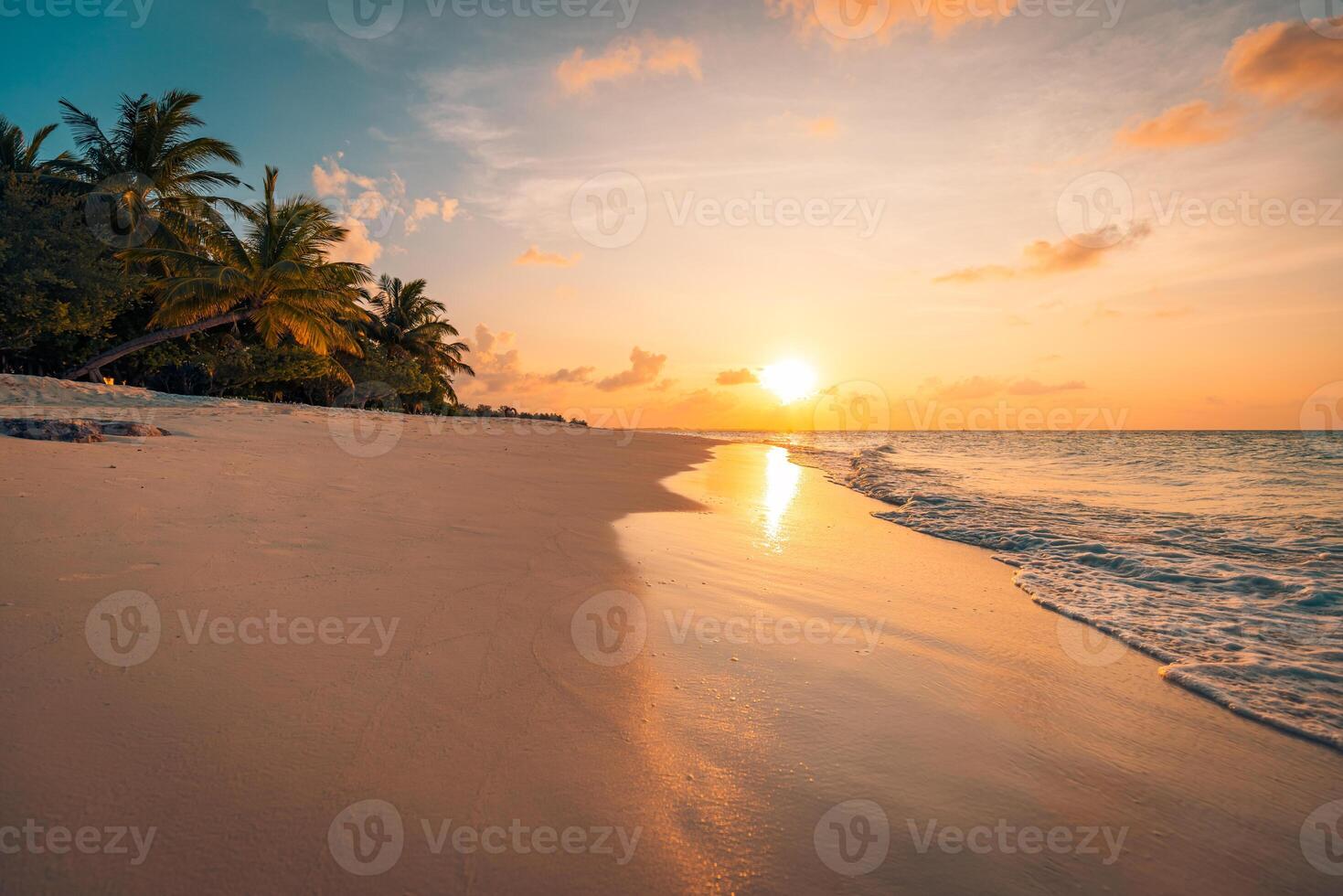 tranquilas vacaciones de verano o paisaje de vacaciones. isla tropical puesta de sol playa vista palmera silueta, cielo tranquilo mar olas. vista exótica de la naturaleza, inspiradora reflexión pacífica del paisaje marino, costa del amanecer foto