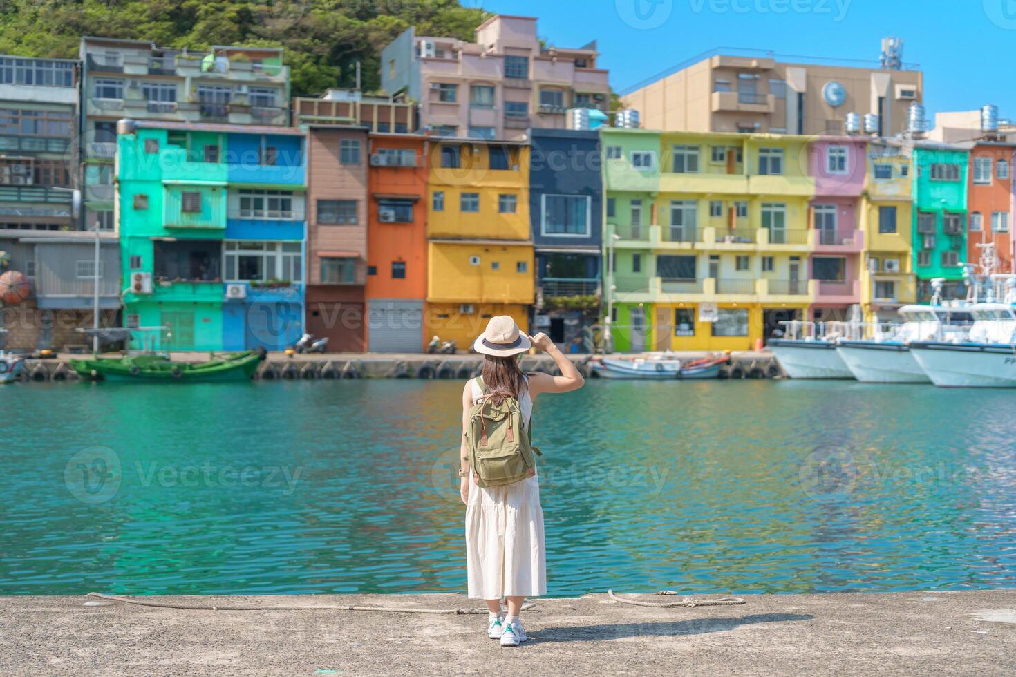 mujer viajero visitando en Taiwán, turista con mochila y sombrero Turismo en quilla, vistoso zhengbin pescar puerto, punto de referencia y popular atracciones cerca taipei ciudad . Asia viaje concepto foto
