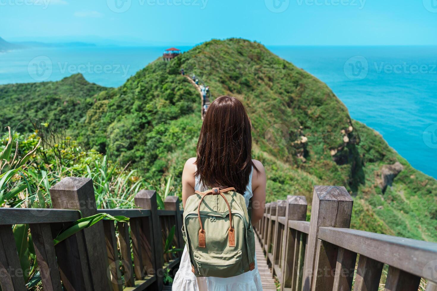 mujer viajero visitando en Taiwán, turista con mochila Turismo en bitou capa excursionismo camino, nuevo taipei ciudad. punto de referencia y popular atracciones cerca Taipéi. Asia viaje concepto foto