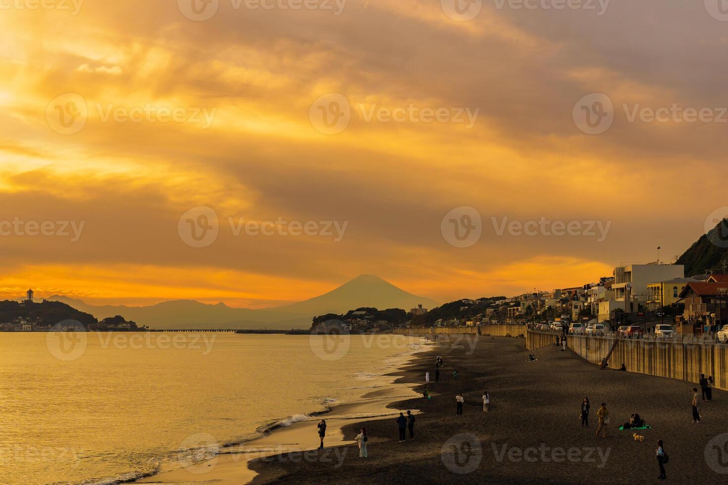 paisaje kamakura yuigahama playa con kamakura ciudad y fujisan montaña. crepúsculo silueta montar fuji detrás enoshima isla a kamakura, kanagawa, Japón. punto de referencia para turista atracción cerca tokio foto