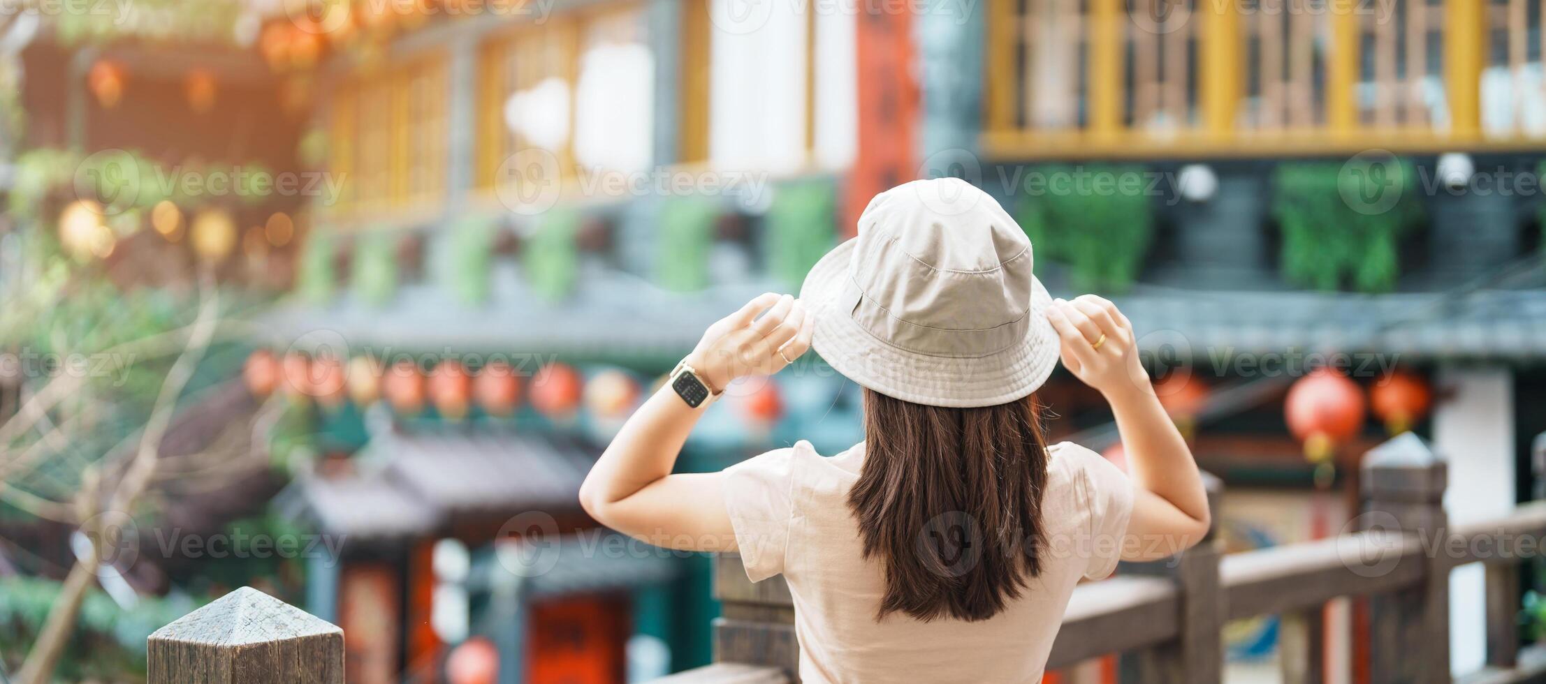 mujer viajero visitando en Taiwán, turista con sombrero Turismo en jiufen antiguo calle pueblo con té casa antecedentes. punto de referencia y popular atracciones cerca taipei ciudad . viaje y vacaciones concepto foto