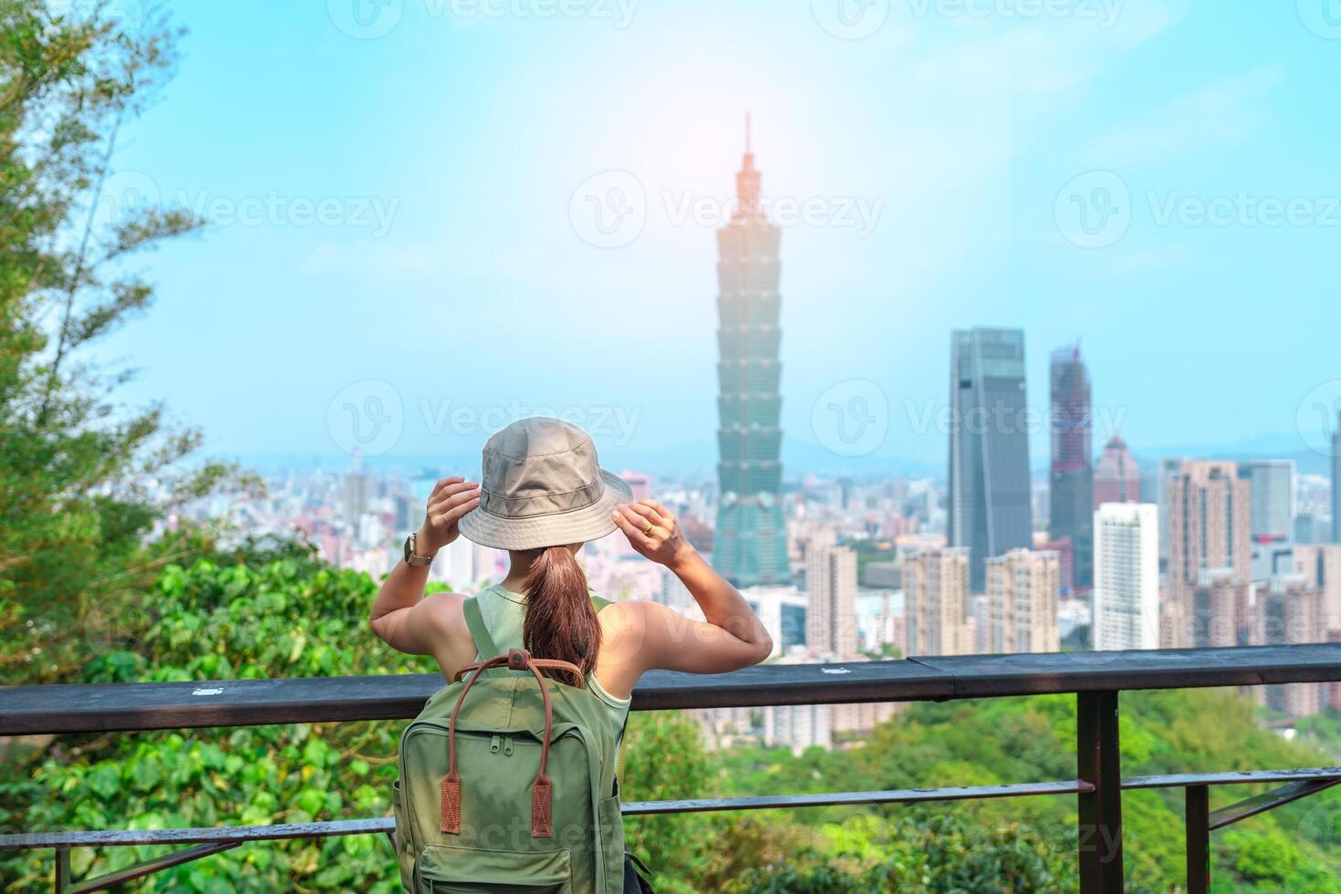 mujer viajero visitando en Taiwán, turista mirando taipei ciudad durante Turismo y excursionismo a elefante montaña o xiangshan, punto de referencia y popular atracciones Asia viajar, vacaciones y viaje concepto foto