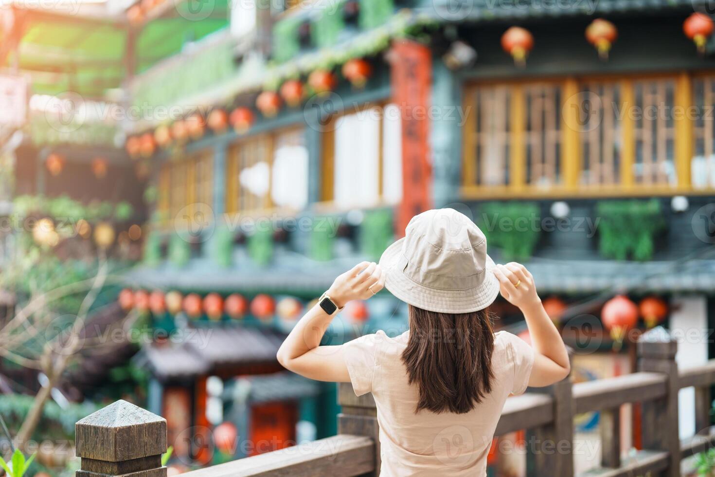 mujer viajero visitando en Taiwán, turista con sombrero Turismo en jiufen antiguo calle pueblo con té casa antecedentes. punto de referencia y popular atracciones cerca taipei ciudad . viaje y vacaciones concepto foto