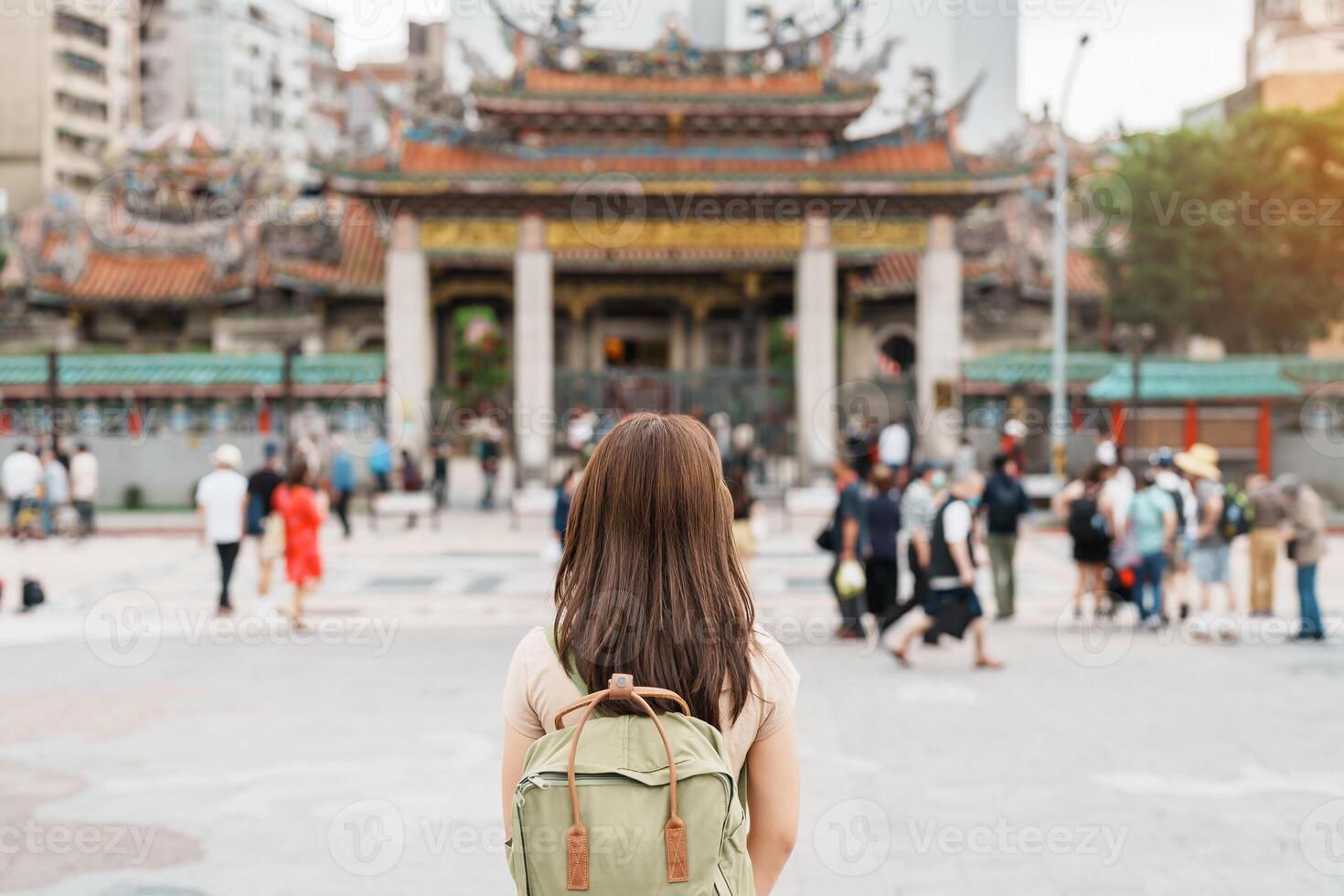 mujer viajero visitando en Taiwán, turista con sombrero Turismo en Longshan templo, chino gente religioso templo en Wanhua distrito, taipei ciudad. punto de referencia y popular. viaje y vacaciones concepto foto