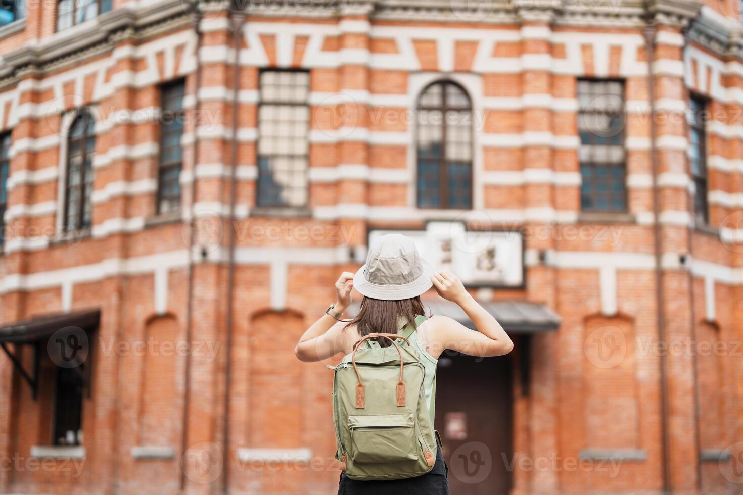 mujer viajero visitando en Taiwán, turista Turismo a rojo casa o antiguo teatro en ximén, taipei ciudad. punto de referencia y popular atracciones Asia viajar, viaje y vacaciones concepto foto