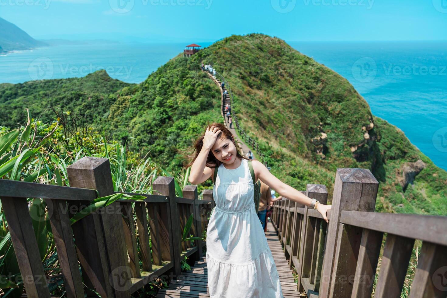 mujer viajero visitando en Taiwán, turista con mochila Turismo en bitou capa excursionismo camino, nuevo taipei ciudad. punto de referencia y popular atracciones cerca Taipéi. Asia viaje concepto foto