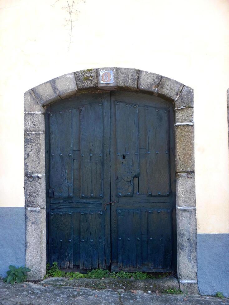 el antiguo azul de madera puerta foto