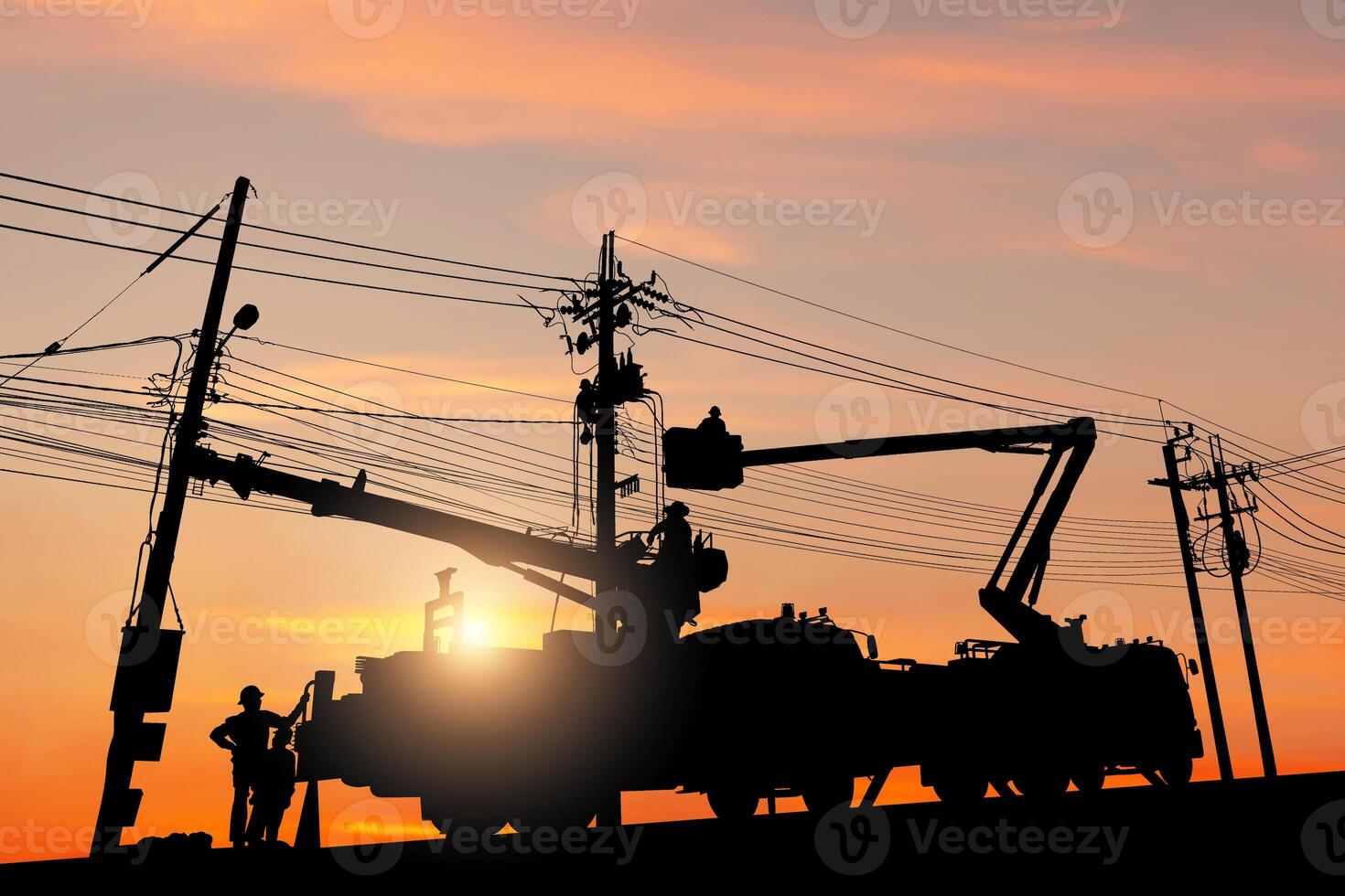 la silueta de un oficial electricista sube a un poste y usa un teleférico para mantener un sistema de línea de alto voltaje, la sombra de un trabajador reparador de liniero electricista en el trabajo de escalada en un poste de energía eléctrica foto