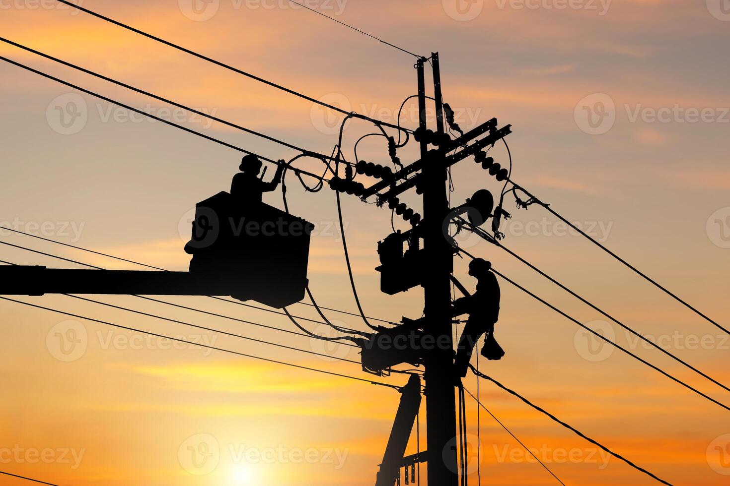 la silueta de un oficial electricista sube a un poste y usa un teleférico para mantener un sistema de línea de alto voltaje, la sombra de un trabajador reparador de liniero electricista en el trabajo de escalada en un poste de energía eléctrica foto