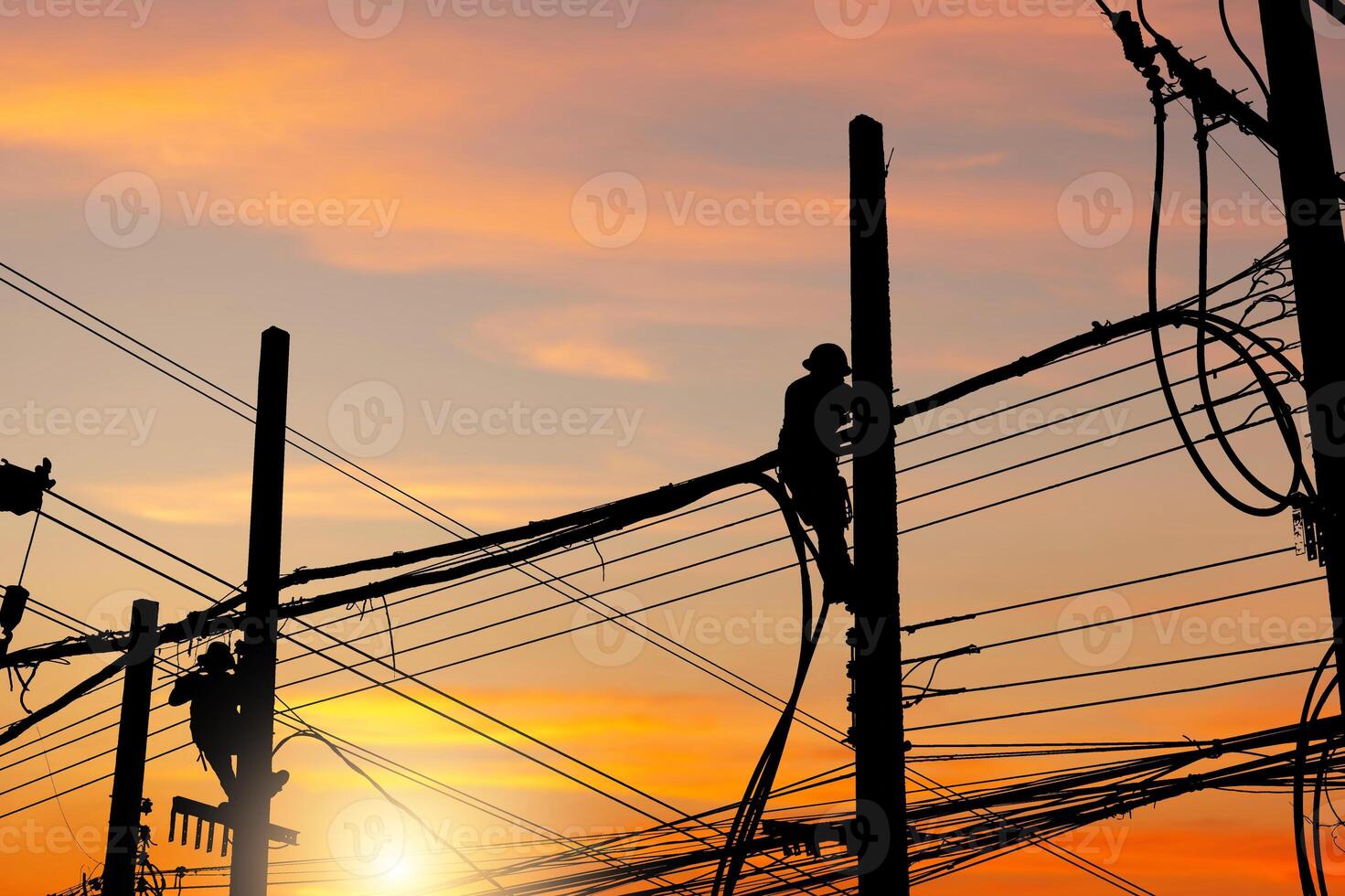 silueta de electricista guardavía trabajador a alpinismo trabajo en el eléctrico enviar poder polo, electricista oficial equipo sube un polo y usos un cable coche a mantener un Alto voltaje línea sistema foto