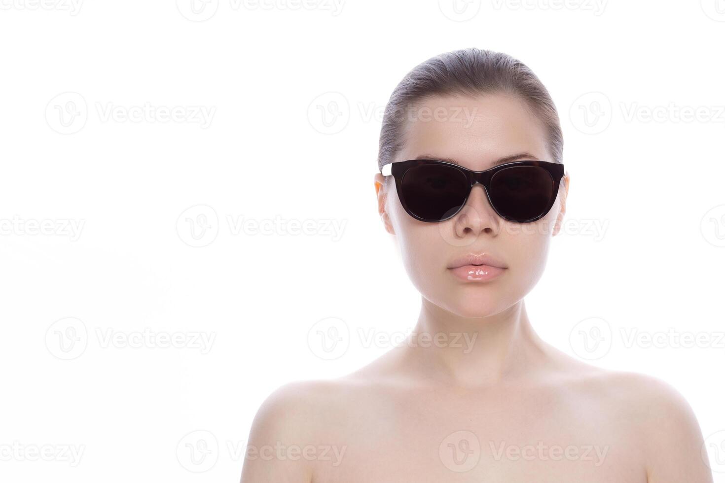 hermosa joven mujer en Dom lentes. con limpiar Fresco piel en su cara y brillo en hermosa labios. horizontal. sitio para texto. en blanco antecedentes. alto calidad foto