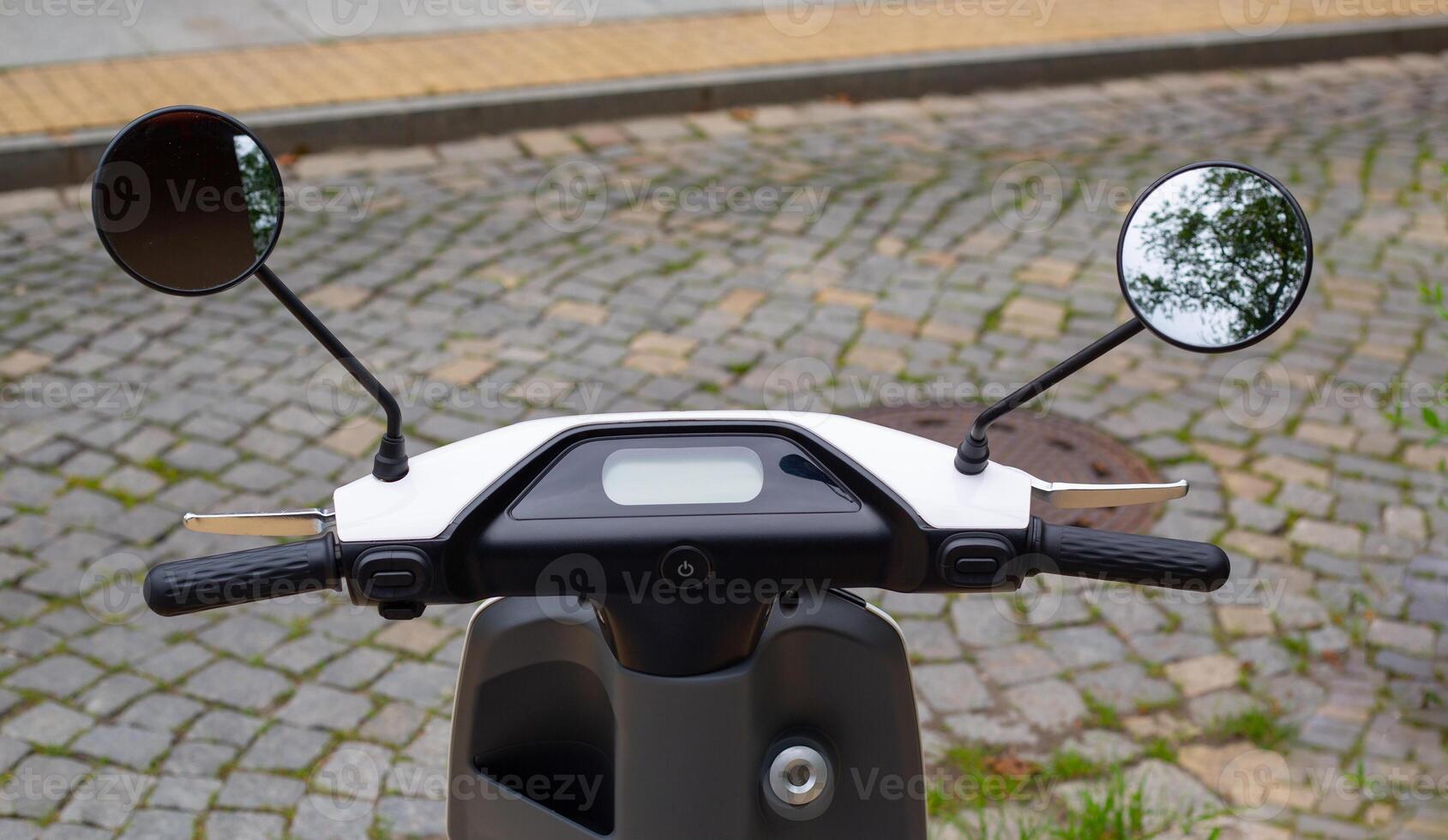 eléctrico coche direccion rueda con espejos en un Roca pavimento antecedentes. foto