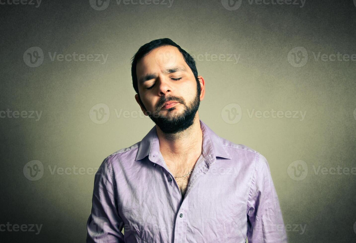 casual hombre con el barba con cerrado ojos foto