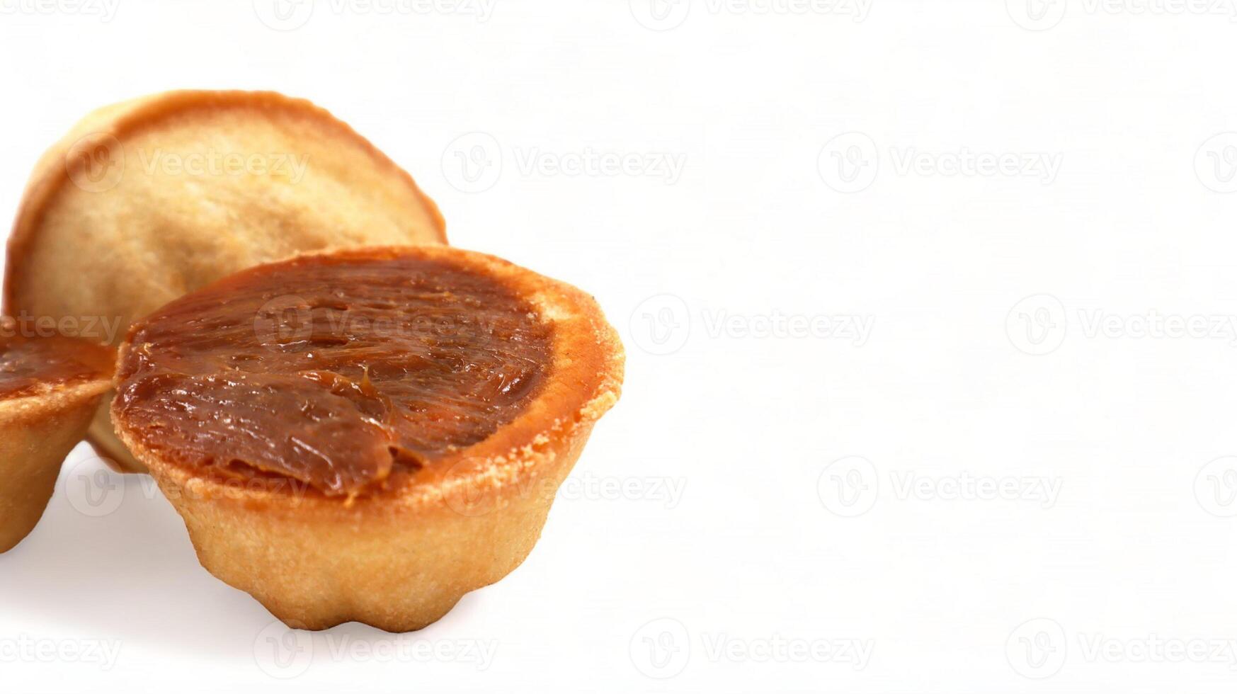 mitades de Fresco y sabroso galletas en el forma de un nuez con hervido condensado Leche en un blanco antecedentes. un favorito delicadeza para niños y adultos con un delicado relleno adentro. foto