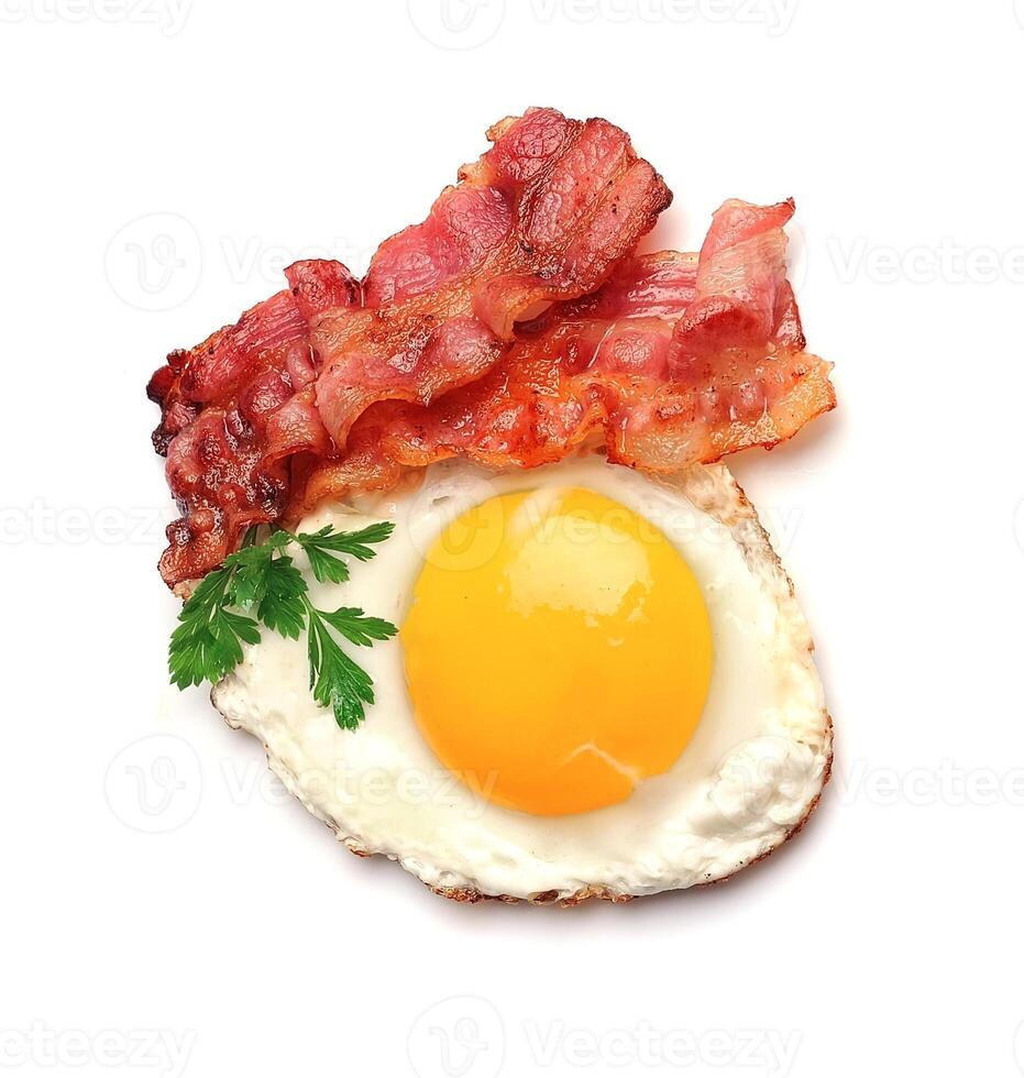 frito huevos con tocino aislado en blanco antecedentes. foto