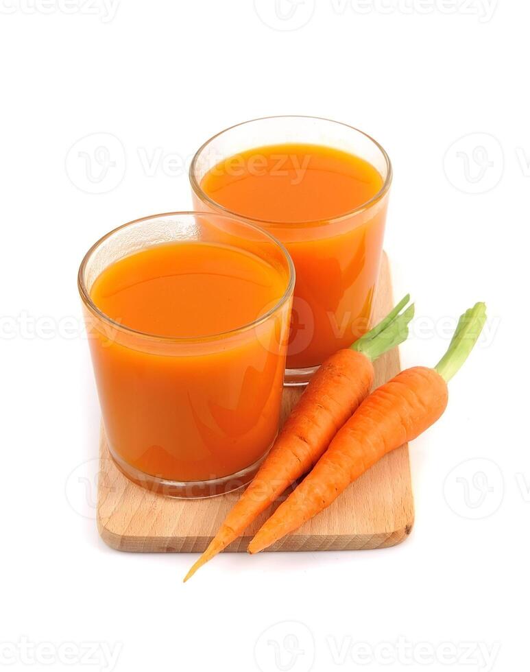 zanahorias jugo en blanco antecedentes. sano comida foto