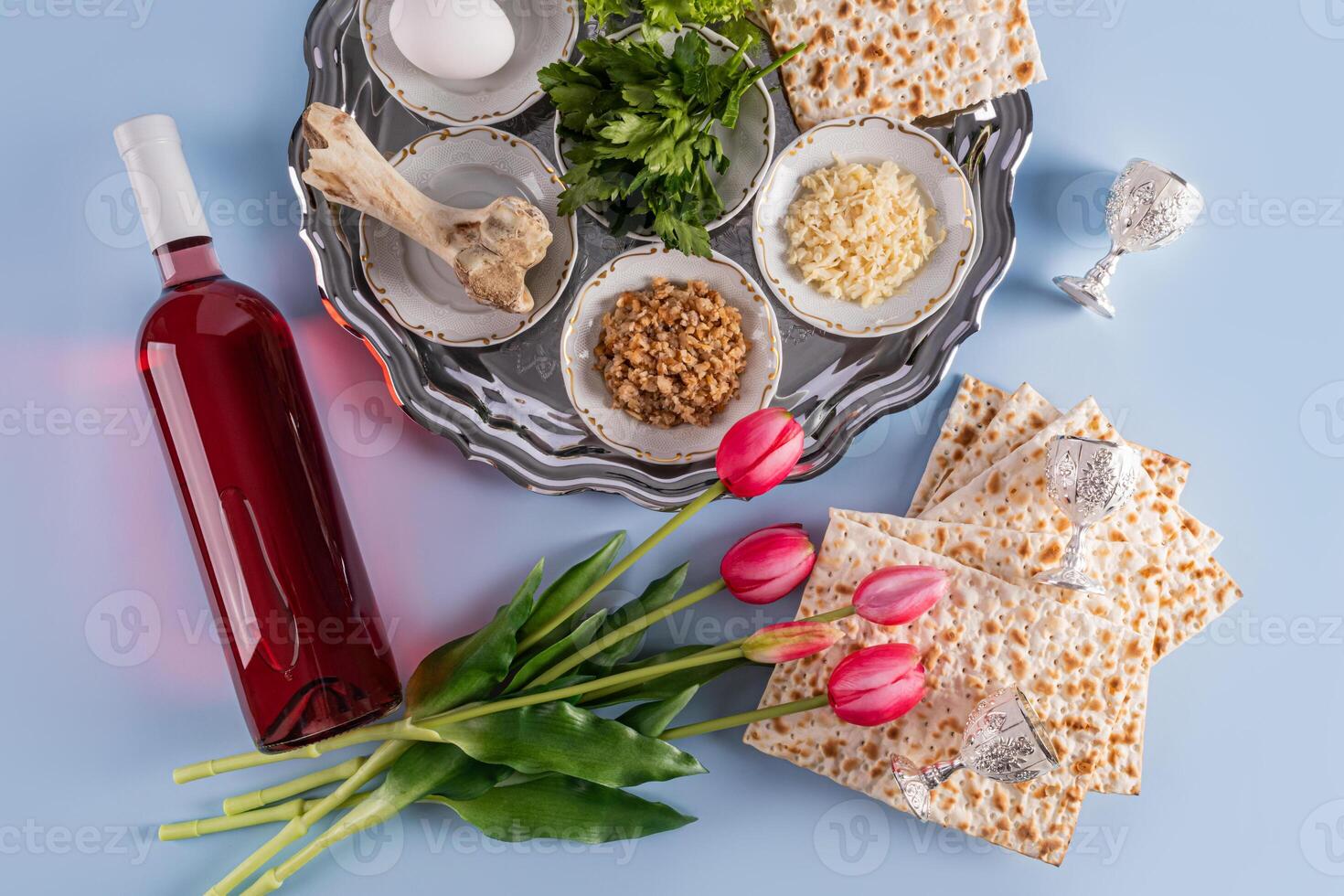 un hermosa plato con festivo comida para el judío Pascua día festivo. matzot, nueces, lechuga, perejil, Fruta pegar. parte superior vista. azul antecedentes foto