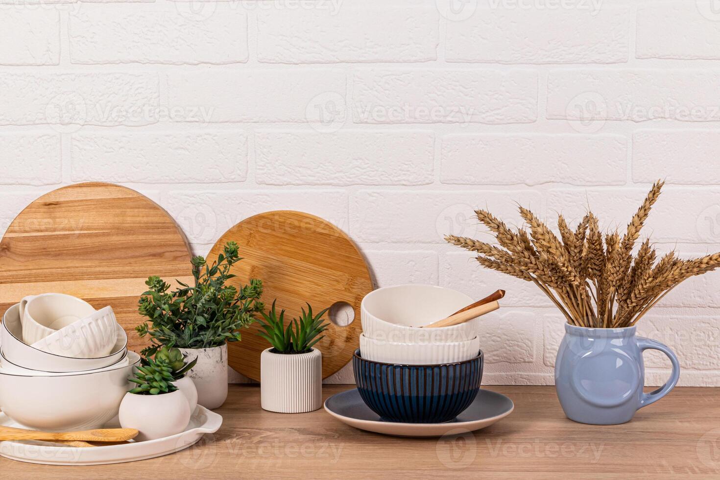 cocina elegante cerámico vajilla en de madera encimera con en conserva interior plantas. un florero con orejas de maíz. frente vista. un Copiar espacio. foto