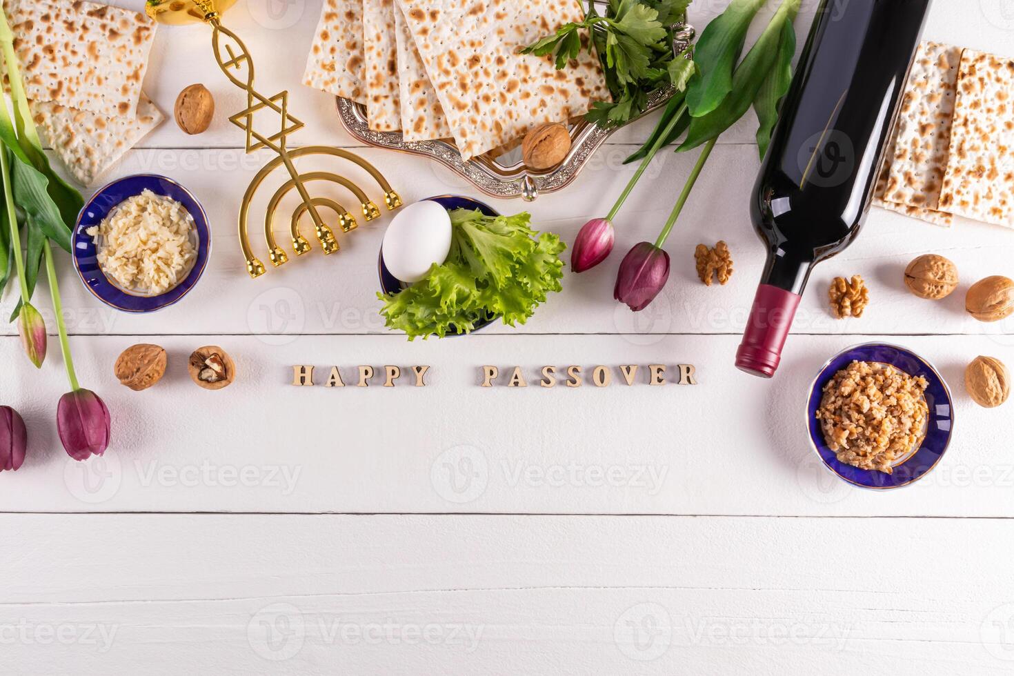 festivo antecedentes para el primavera fiesta de el judío Pascua. tradicional alimentos, flores, menor candelero. texto de contento Pascua. foto