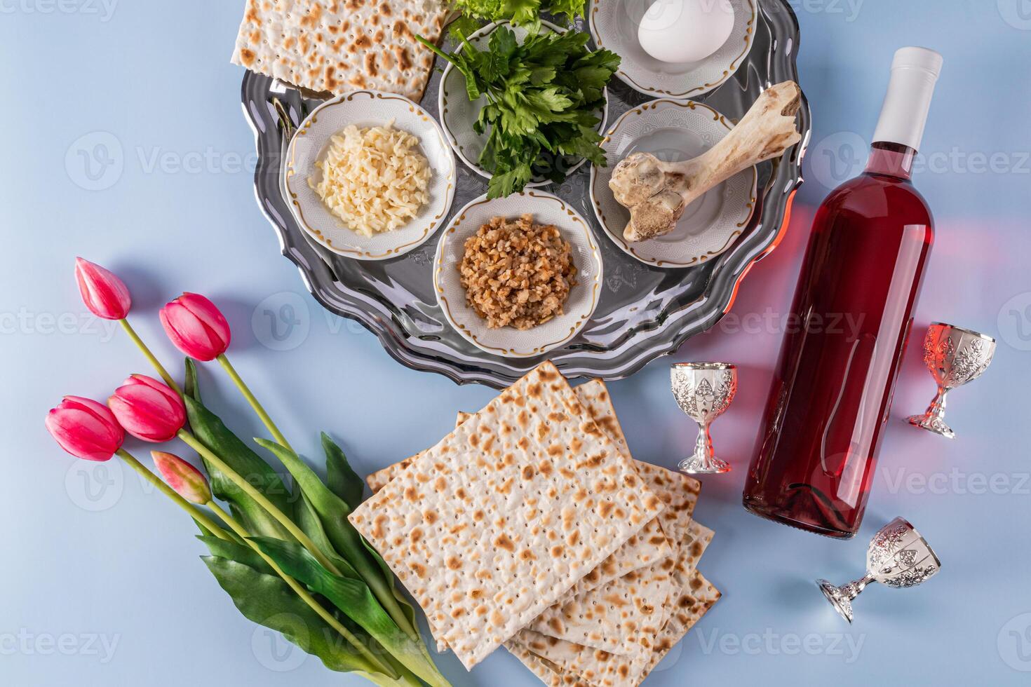 un hermosa plato con festivo comida para el judío Pascua día festivo. matzot, nueces, lechuga, perejil, Fruta pegar. parte superior vista. azul antecedentes foto