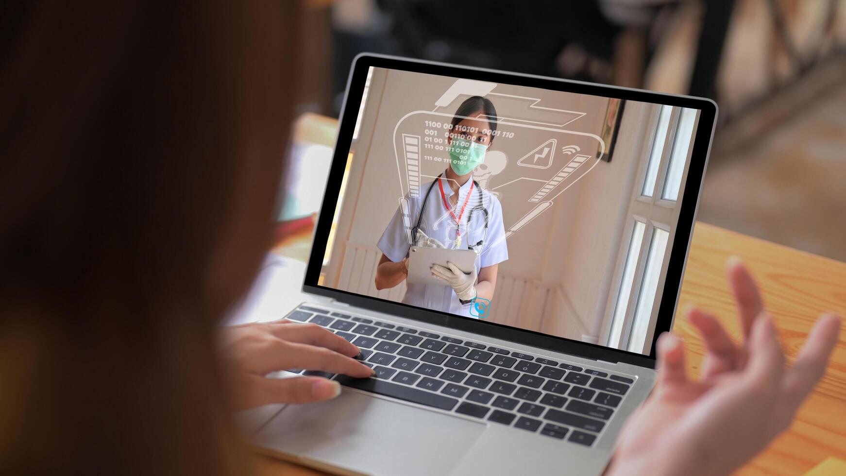 Una mujer enferma utiliza una videollamada con una computadora portátil para obtener asesoramiento de un profesional médico, que sostiene una tableta y usa una máscara. foto