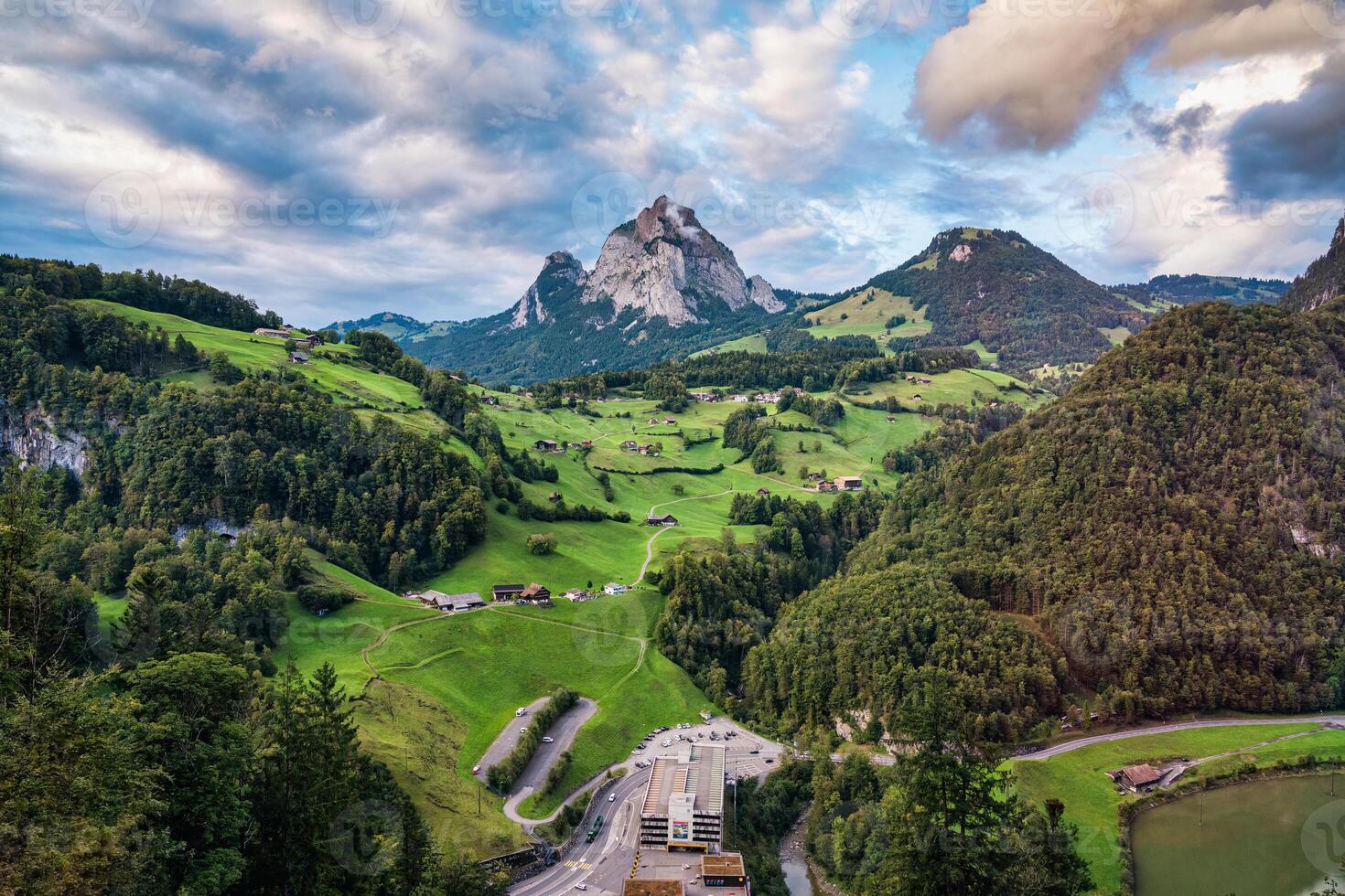 suizo Alpes más grosero miton montaña durante en el camino arriba a fronalpstock por stoos cresta ferrocarril en Suiza foto