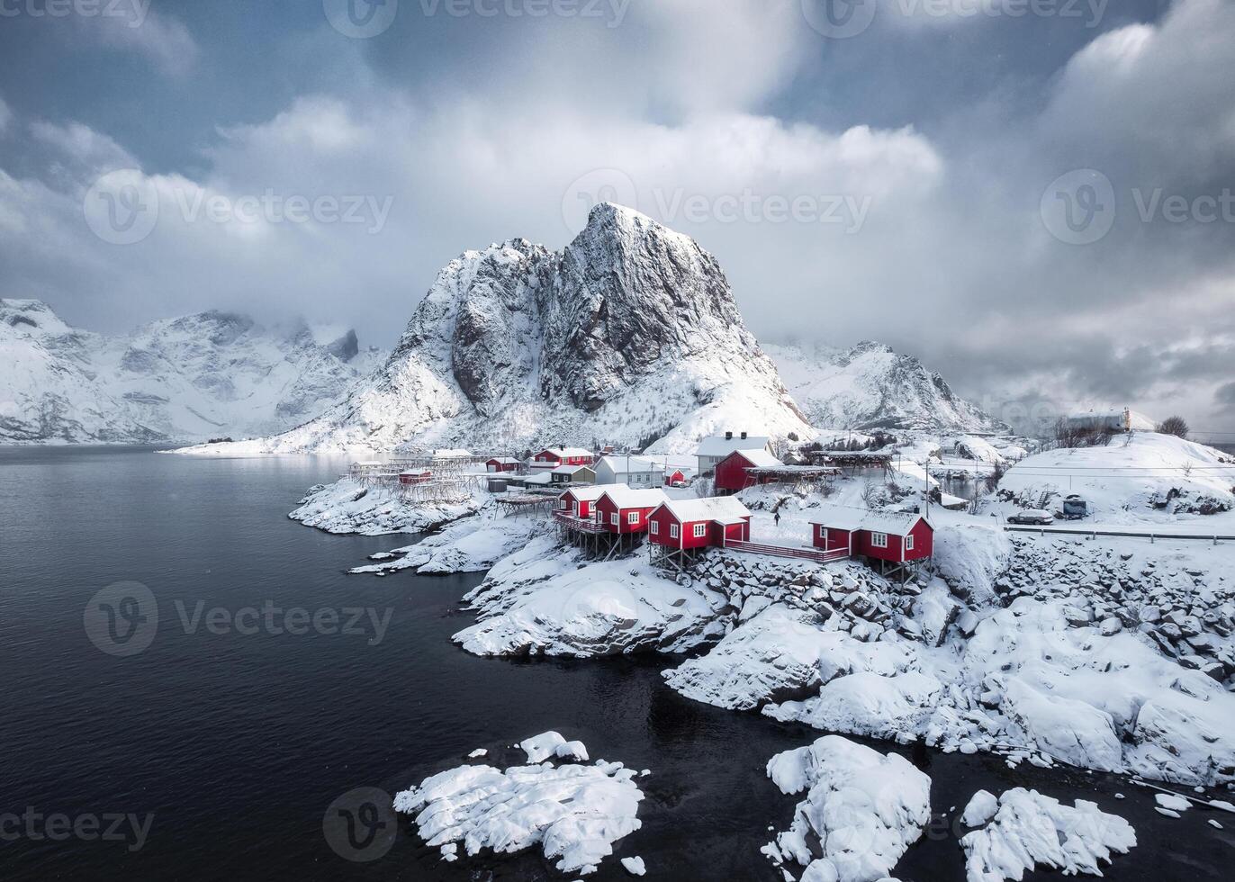 hamnoy pescar pueblo con montañas en invierno en lofoten islas foto