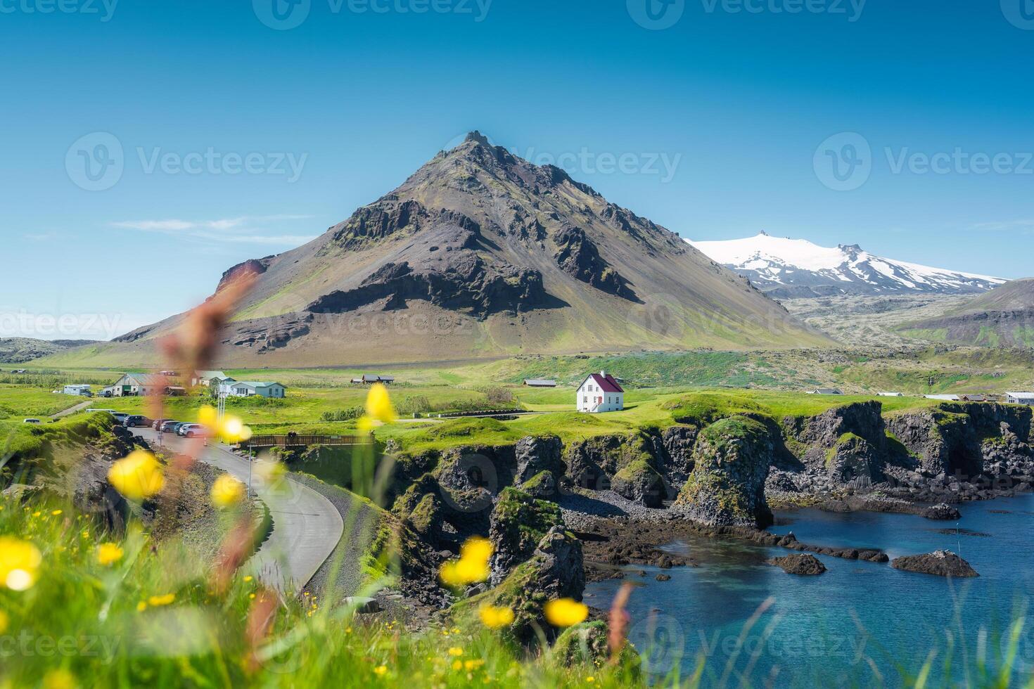arnarstapi pescar pueblo con nórdico casa y stapafell volcán montaña por basalto rocas formación en Snaefellsnes península a Islandia foto