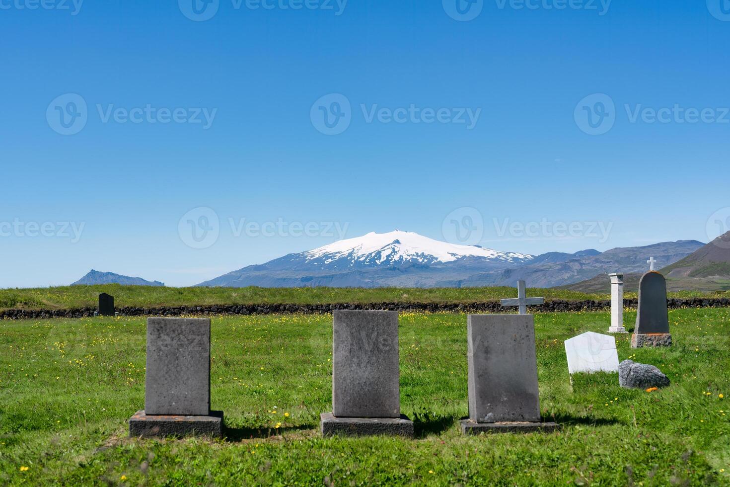 lápida sepulcral en césped en cristiano Iglesia cementerio en verano a Islandia foto