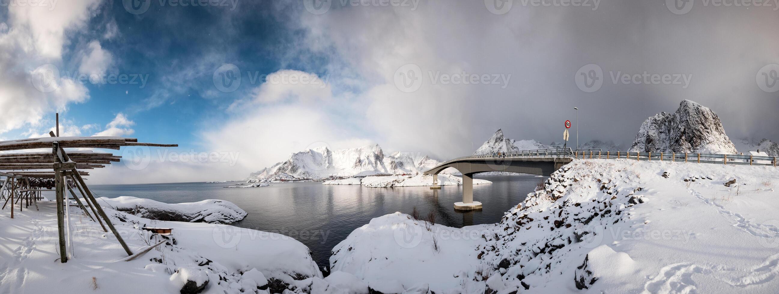 panorama de puente terminado ártico Oceano con montaña y melancólico nube a hamnoy foto