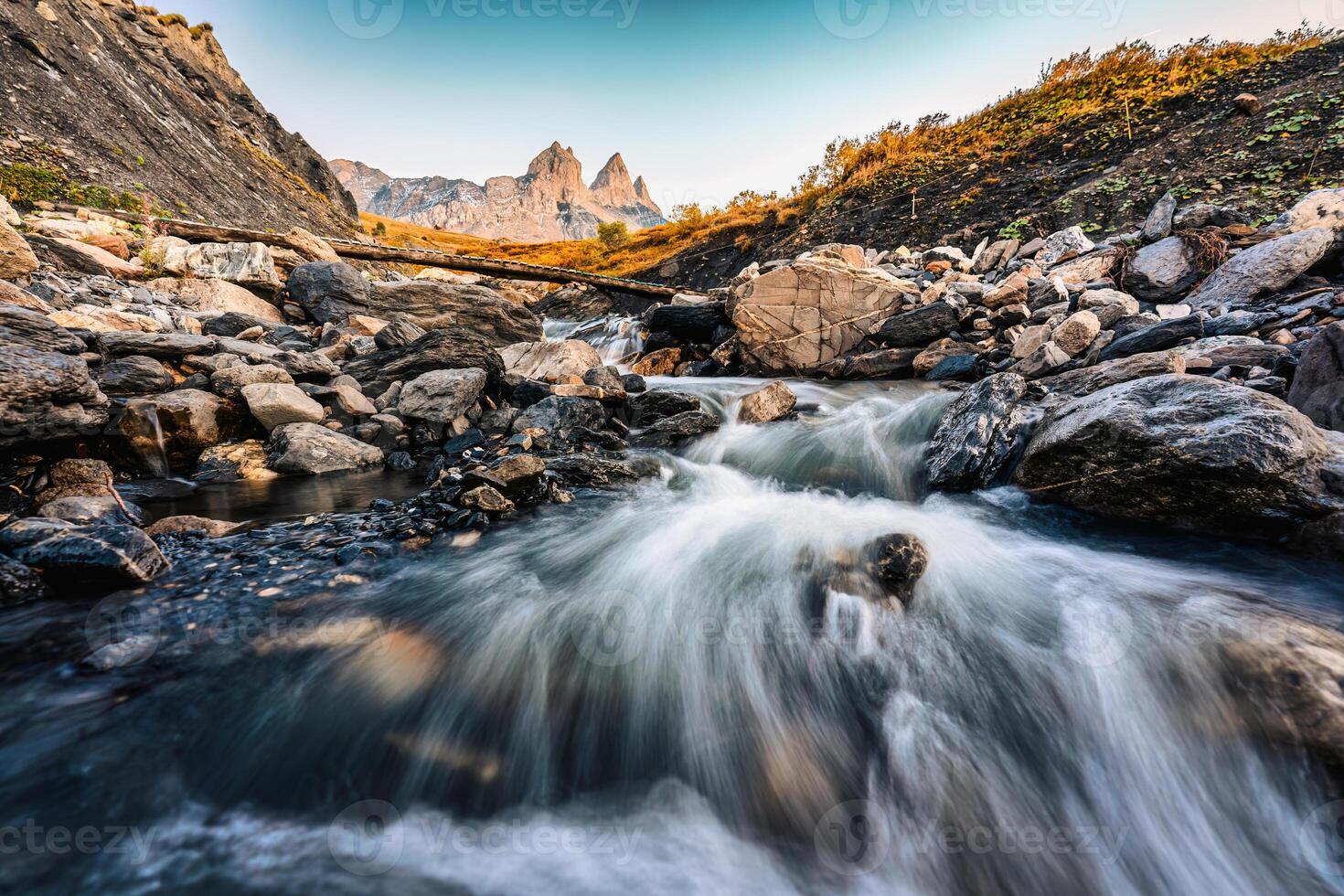 paisaje de icónico Tres pico y cascada fluido de agujas d'arves en francés Alpes a saboya, Francia foto