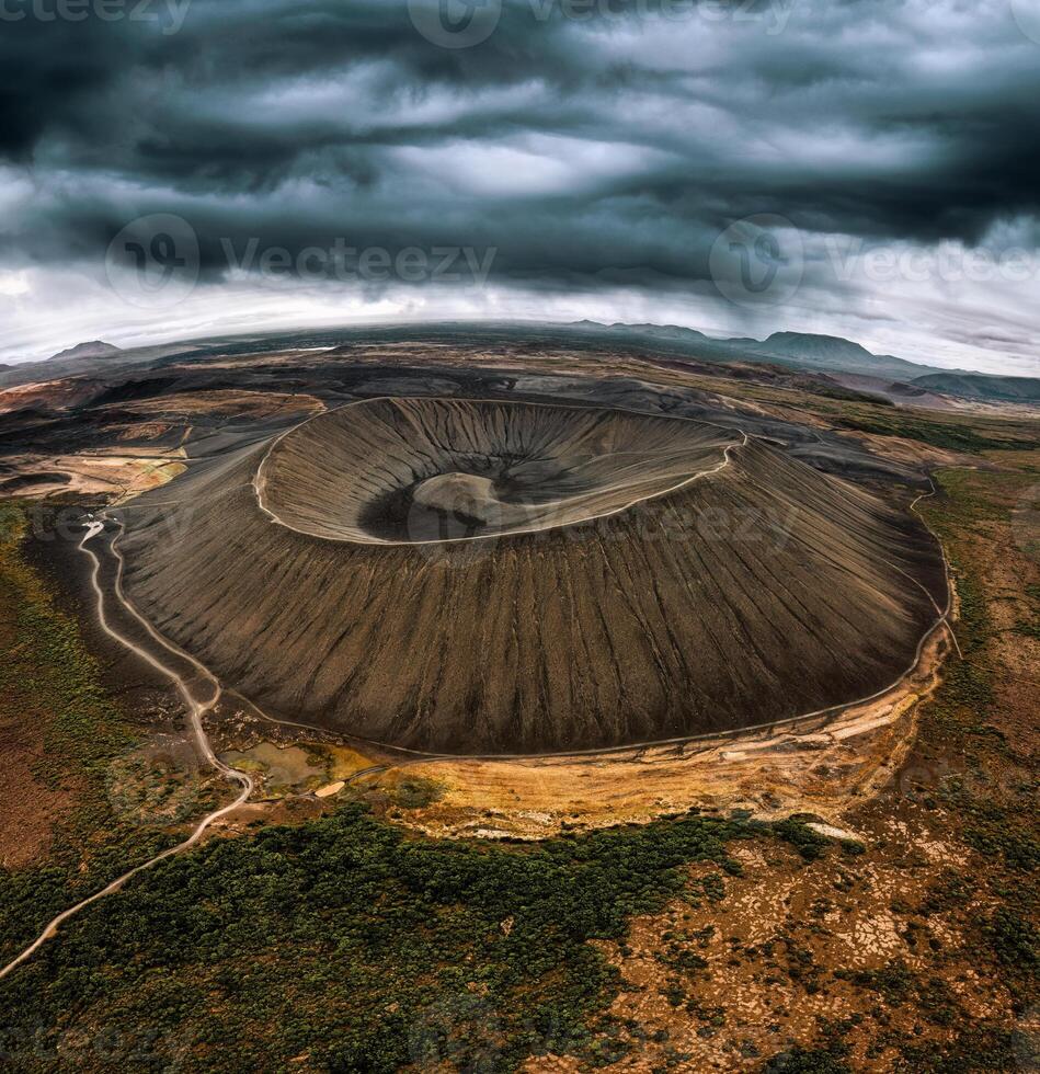 grande Hverfjall volcán cráter es tefra cono o toba anillo volcán en melancólico día en myvatn zona a Islandia foto