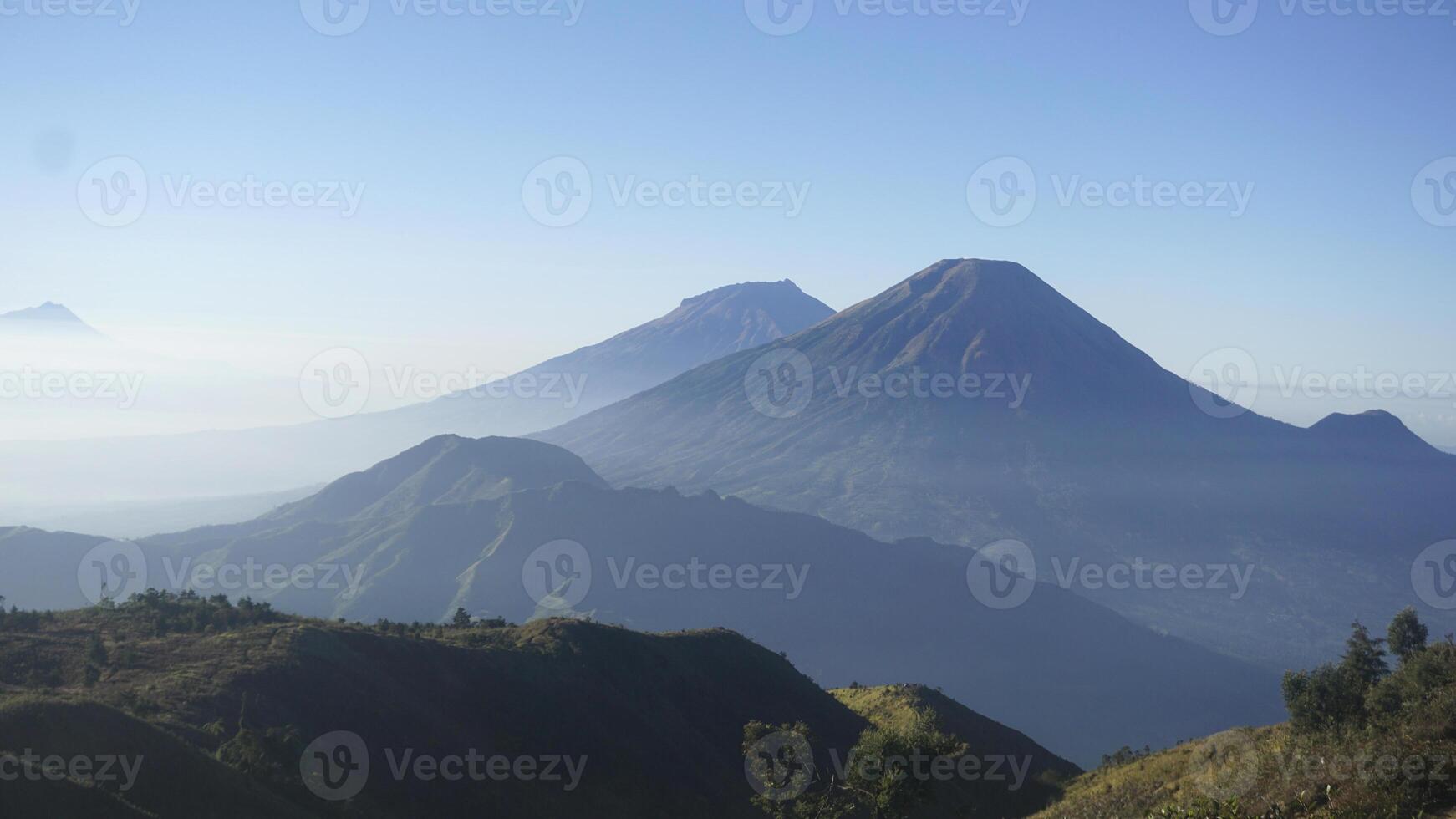 hermosa natural encanto con apuesto montañas en el Mañana foto