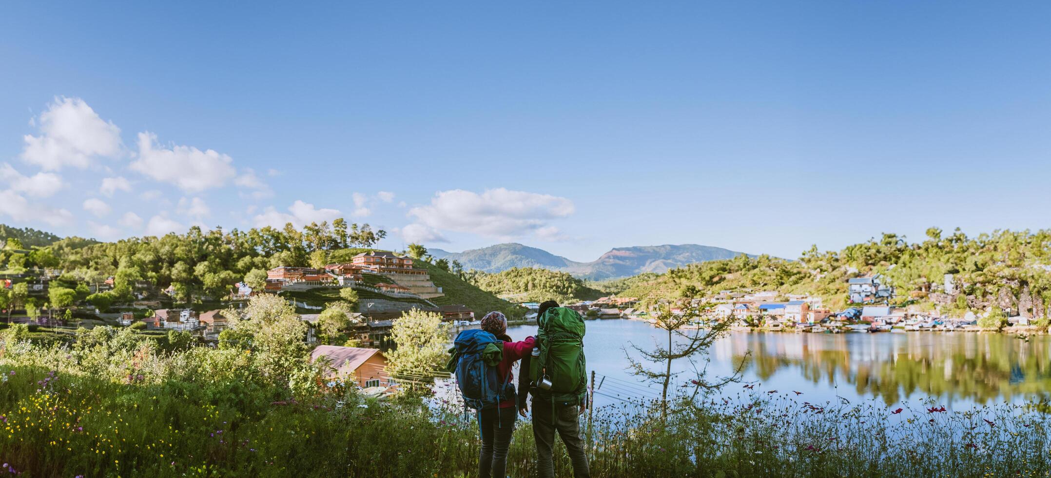 amantes mujeres y hombres asiáticos viajar relajarse en las vacaciones. Levántate mirando el paisaje en las montañas. feliz con el turismo relajante. foto